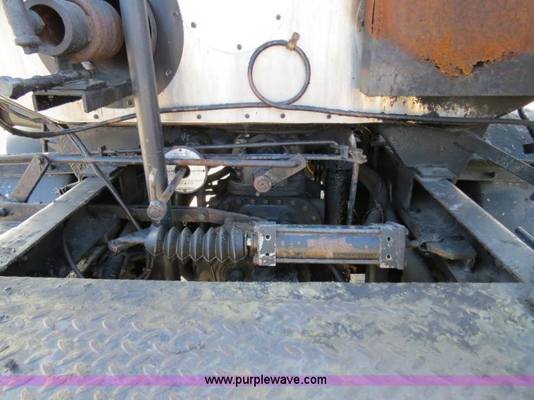 image for item B4635 1991 Ford F800 oil distributor truck