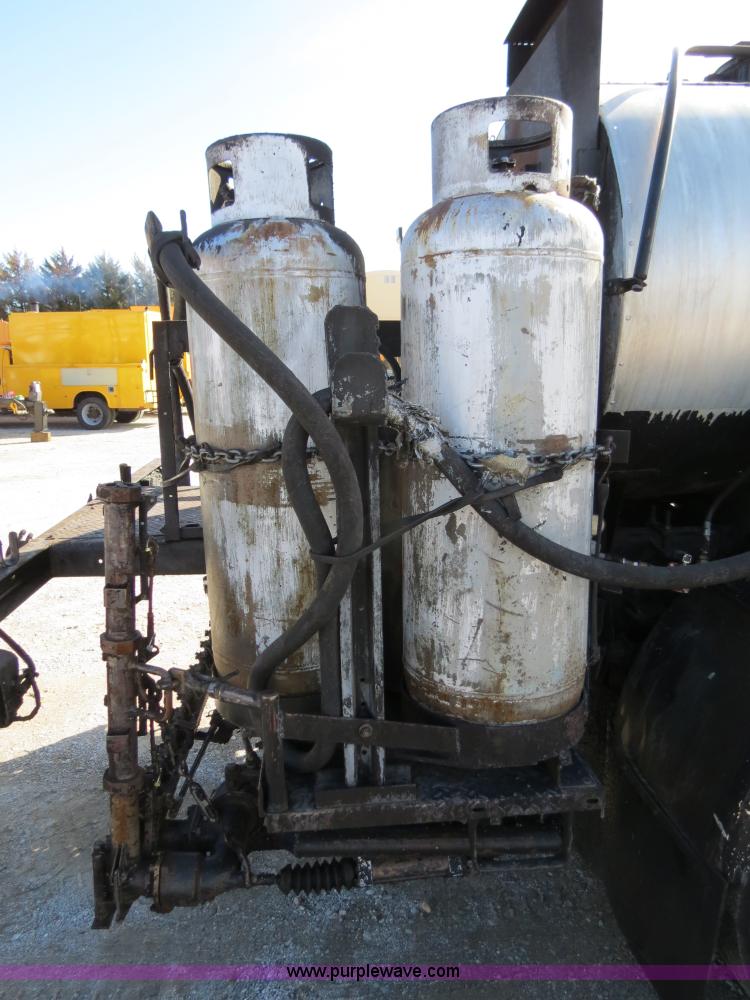 image for item B4635 1991 Ford F800 oil distributor truck