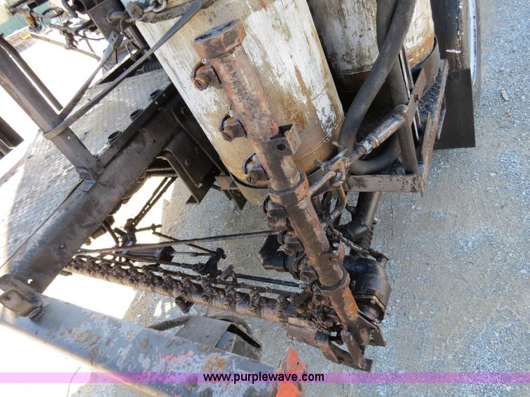 image for item B4635 1991 Ford F800 oil distributor truck