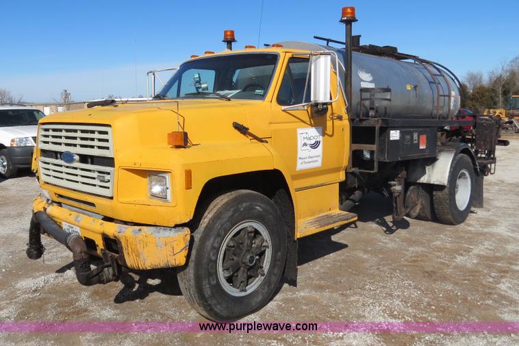 image for item B4636 1991 Ford F800 oil distributor truck