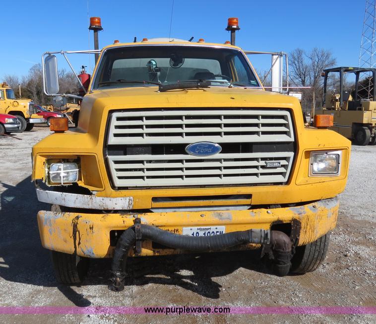 image for item B4636 1991 Ford F800 oil distributor truck