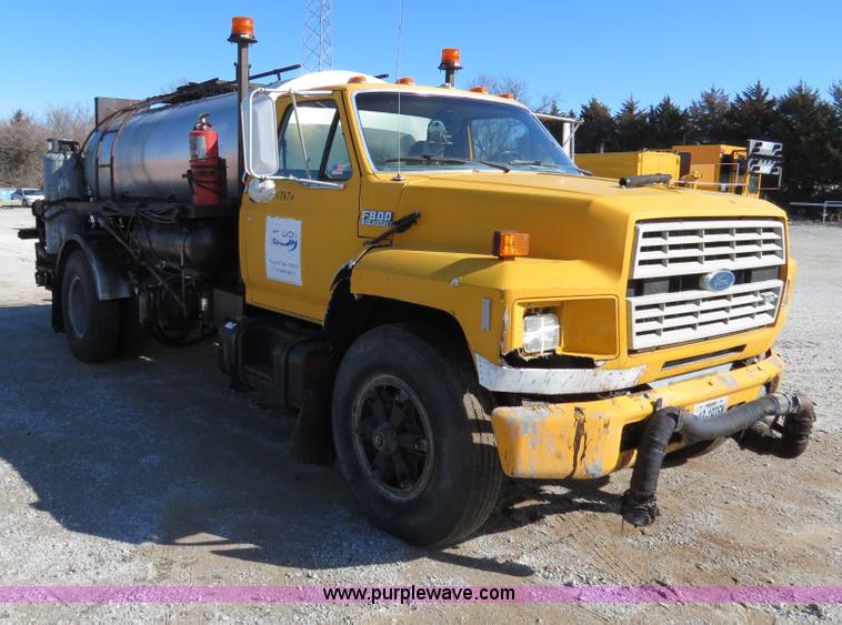 image for item B4636 1991 Ford F800 oil distributor truck