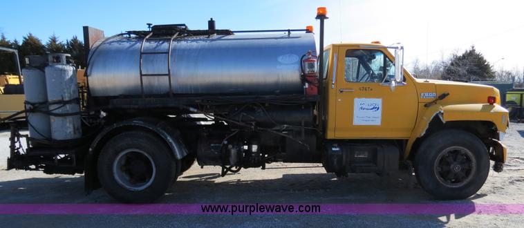 image for item B4636 1991 Ford F800 oil distributor truck