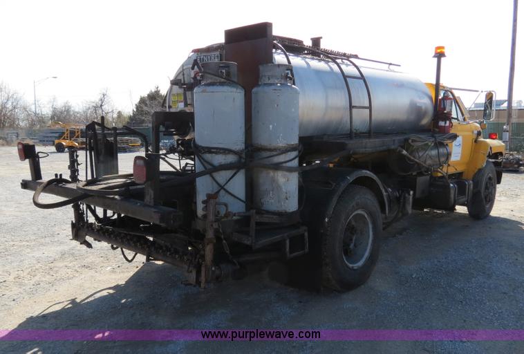 image for item B4636 1991 Ford F800 oil distributor truck