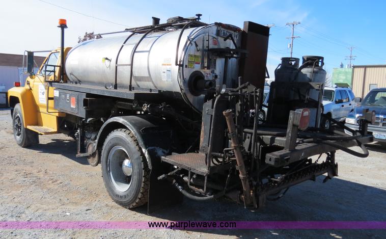 image for item B4636 1991 Ford F800 oil distributor truck