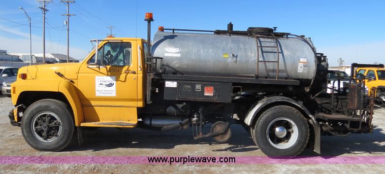 image for item B4636 1991 Ford F800 oil distributor truck