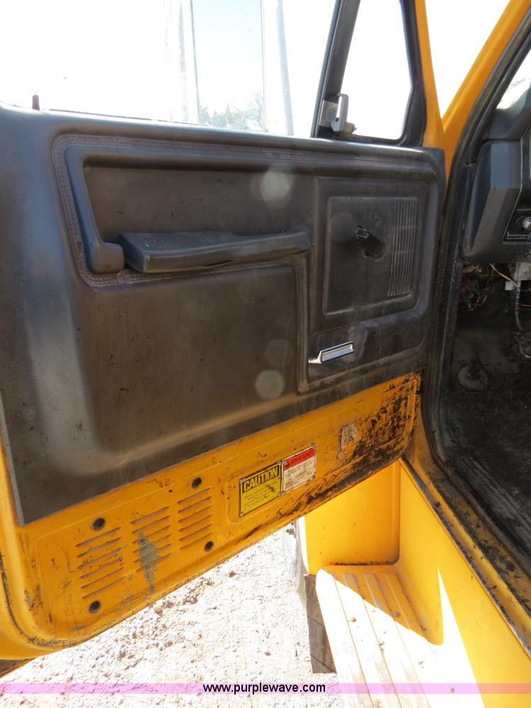 image for item B4636 1991 Ford F800 oil distributor truck