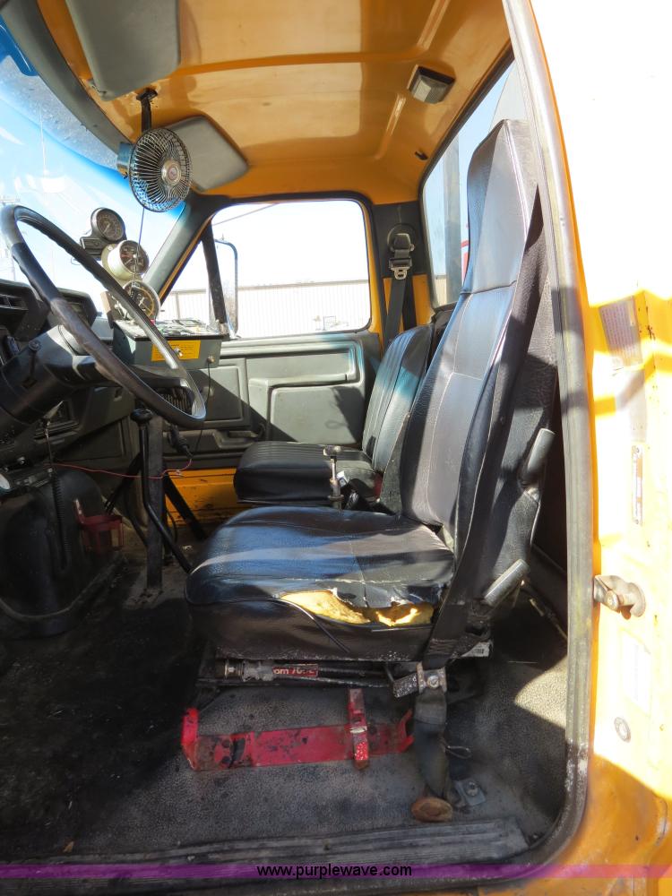 image for item B4636 1991 Ford F800 oil distributor truck