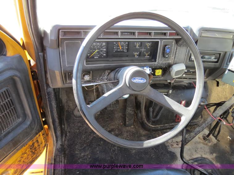 image for item B4636 1991 Ford F800 oil distributor truck