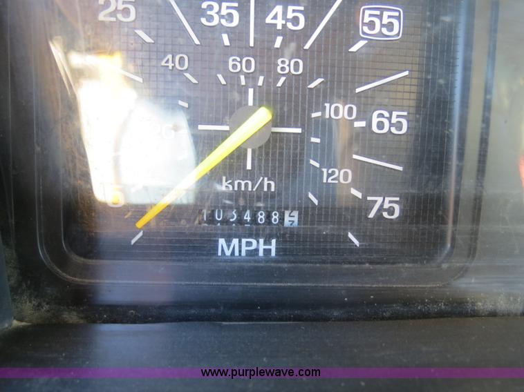 image for item B4636 1991 Ford F800 oil distributor truck