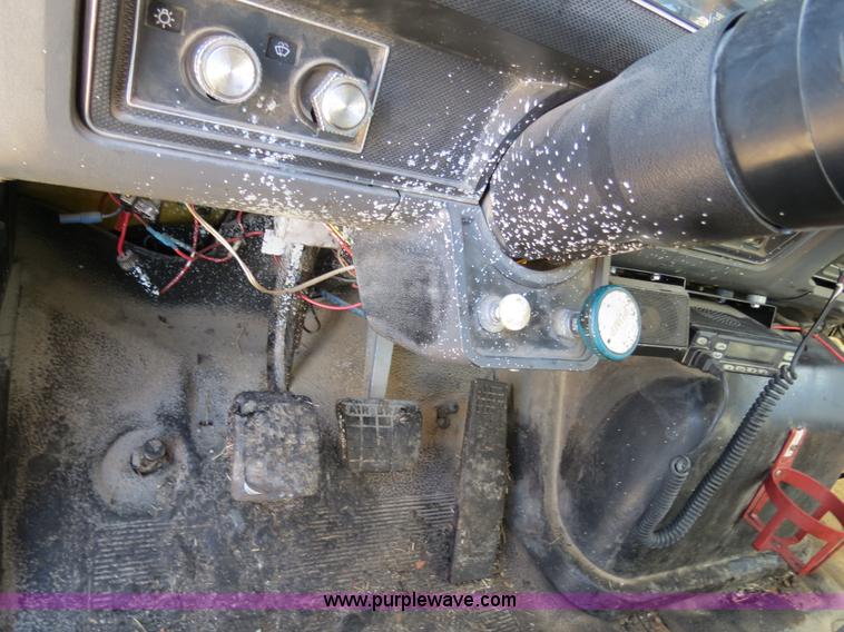 image for item B4636 1991 Ford F800 oil distributor truck