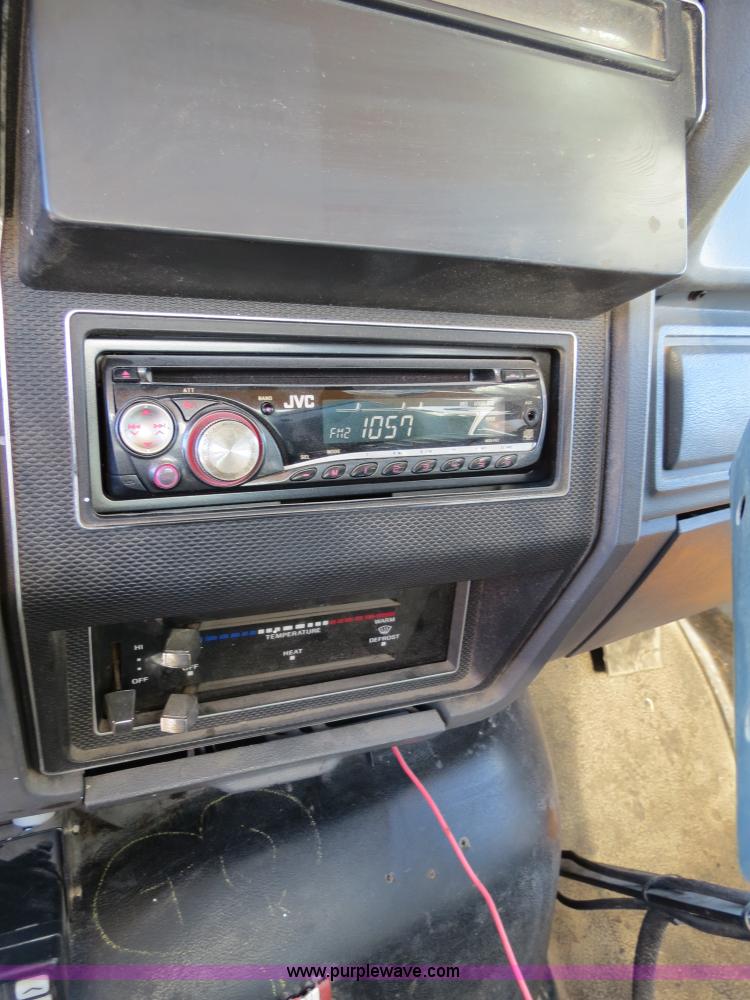 image for item B4636 1991 Ford F800 oil distributor truck