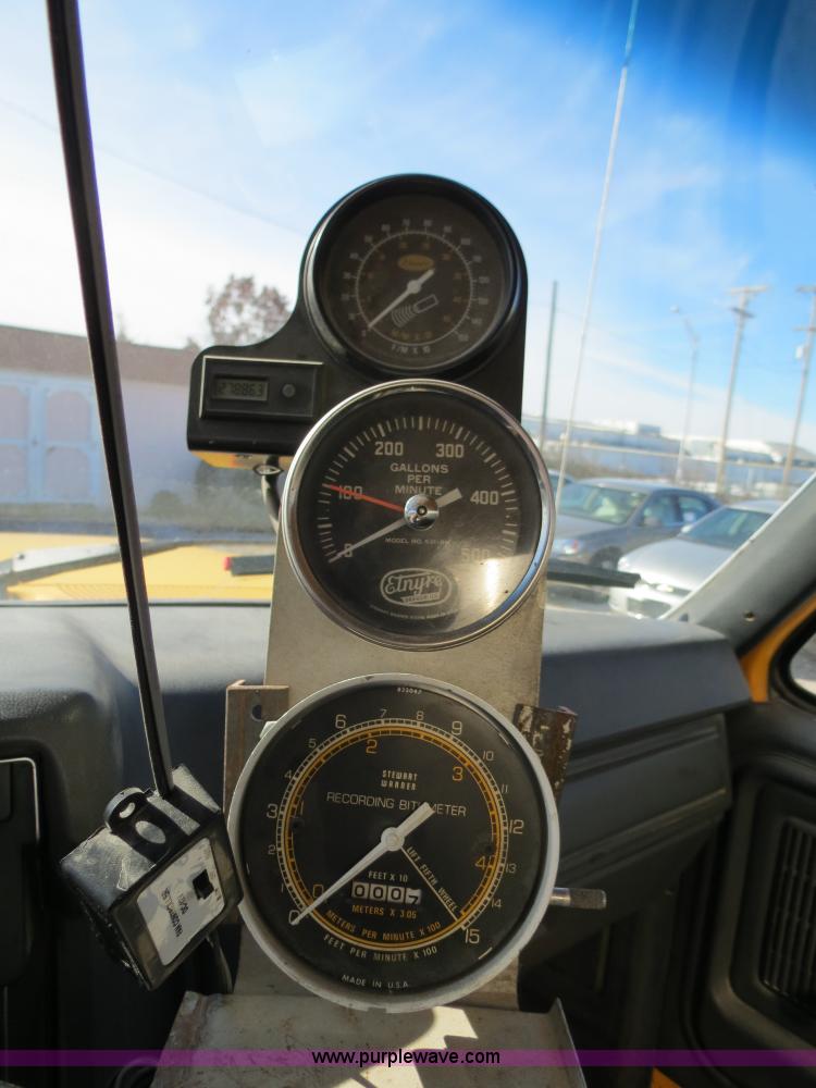 image for item B4636 1991 Ford F800 oil distributor truck