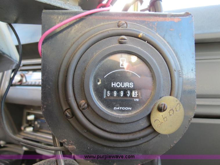 image for item B4636 1991 Ford F800 oil distributor truck