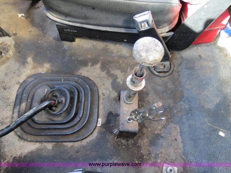 image for item B4636 1991 Ford F800 oil distributor truck