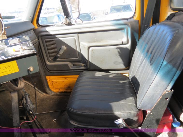 image for item B4636 1991 Ford F800 oil distributor truck