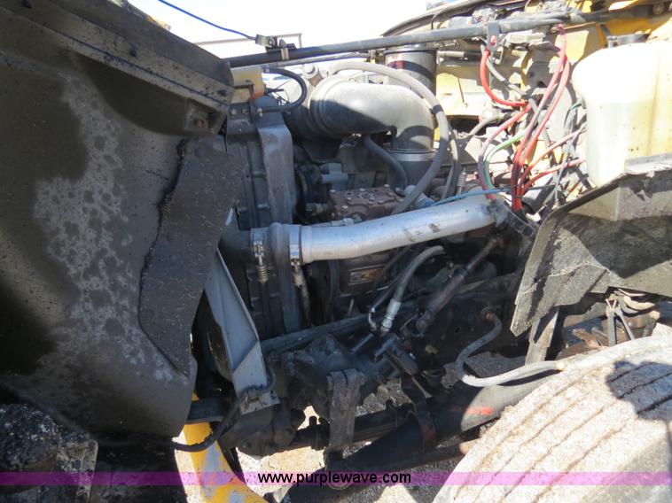 image for item B4636 1991 Ford F800 oil distributor truck