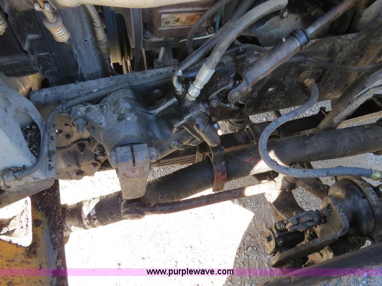 image for item B4636 1991 Ford F800 oil distributor truck