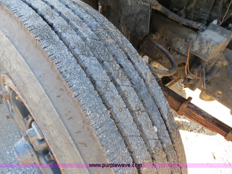 image for item B4636 1991 Ford F800 oil distributor truck