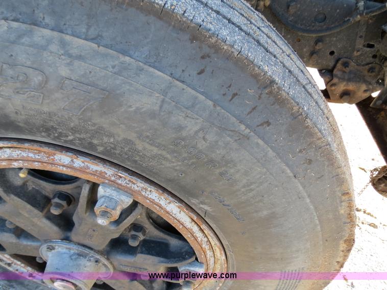 image for item B4636 1991 Ford F800 oil distributor truck