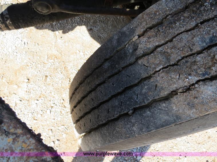 image for item B4636 1991 Ford F800 oil distributor truck