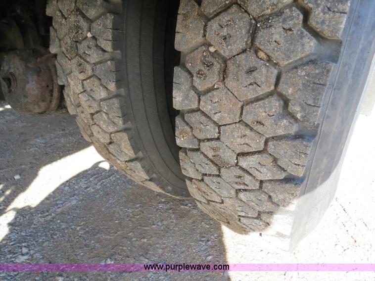 image for item B4636 1991 Ford F800 oil distributor truck