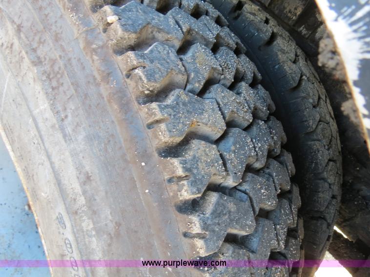 image for item B4636 1991 Ford F800 oil distributor truck