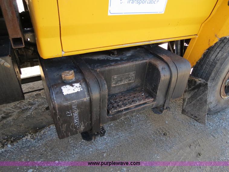 image for item B4636 1991 Ford F800 oil distributor truck