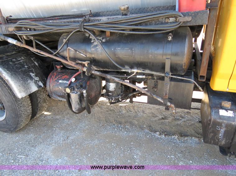 image for item B4636 1991 Ford F800 oil distributor truck