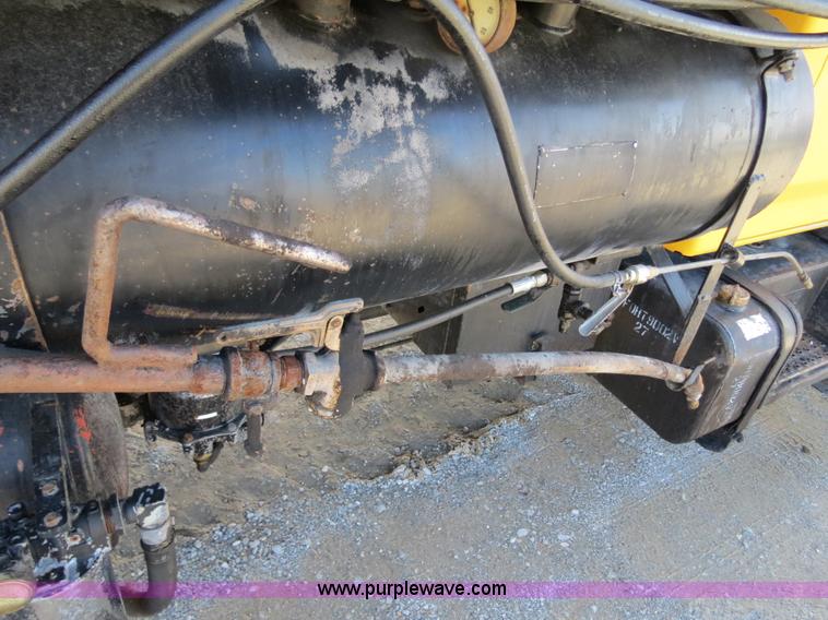 image for item B4636 1991 Ford F800 oil distributor truck