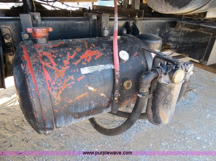 image for item B4636 1991 Ford F800 oil distributor truck