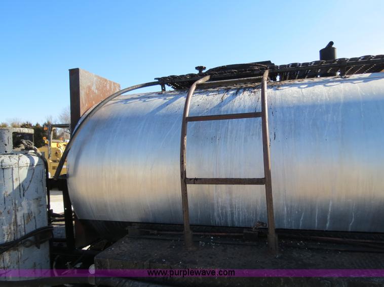 image for item B4636 1991 Ford F800 oil distributor truck