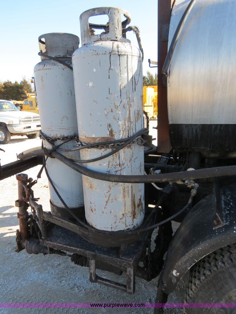 image for item B4636 1991 Ford F800 oil distributor truck