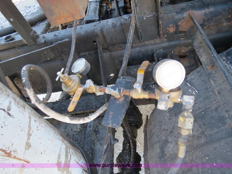 image for item B4636 1991 Ford F800 oil distributor truck