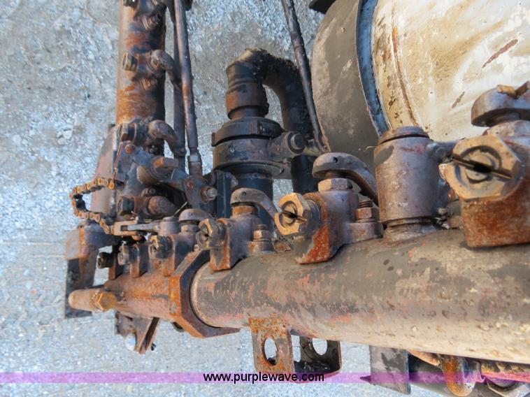 image for item B4636 1991 Ford F800 oil distributor truck