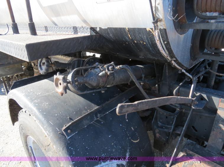 image for item B4636 1991 Ford F800 oil distributor truck