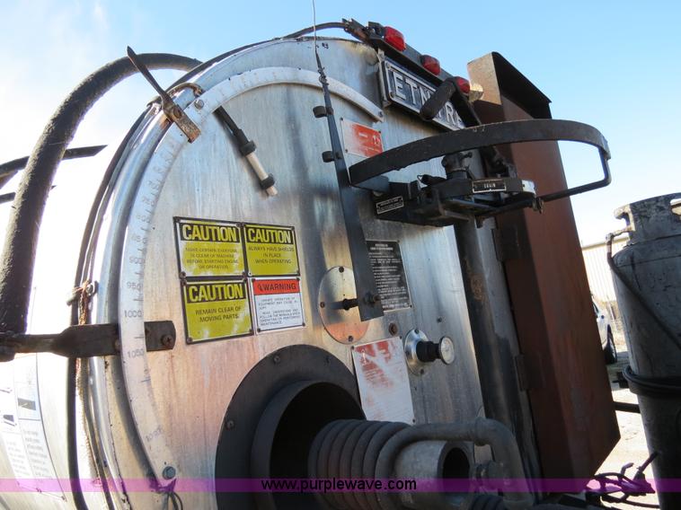 image for item B4636 1991 Ford F800 oil distributor truck