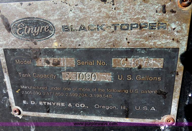 image for item B4636 1991 Ford F800 oil distributor truck