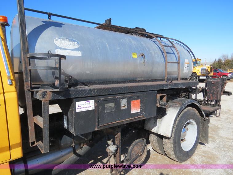 image for item B4636 1991 Ford F800 oil distributor truck