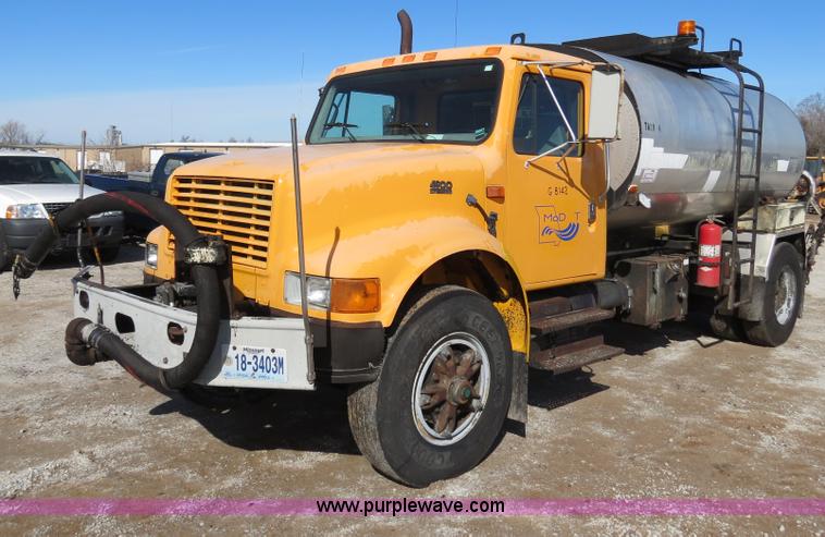 image for item B4637 1996 International 4900 oil distributor truck