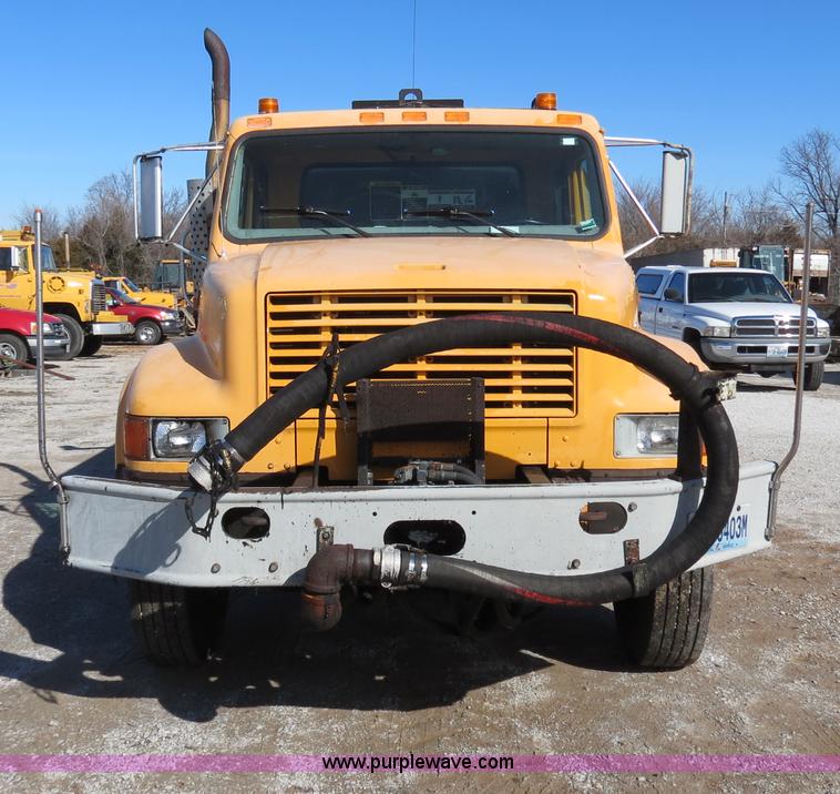 image for item B4637 1996 International 4900 oil distributor truck