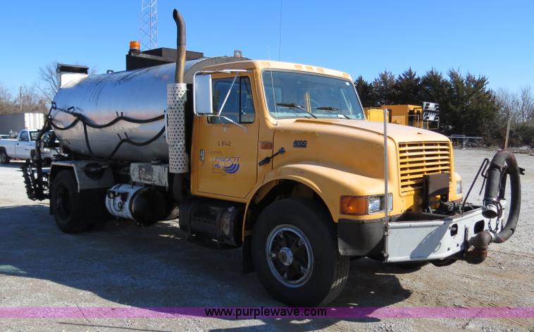 image for item B4637 1996 International 4900 oil distributor truck