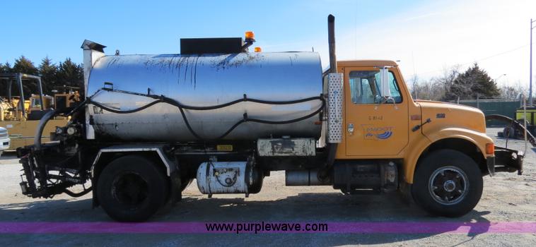 image for item B4637 1996 International 4900 oil distributor truck