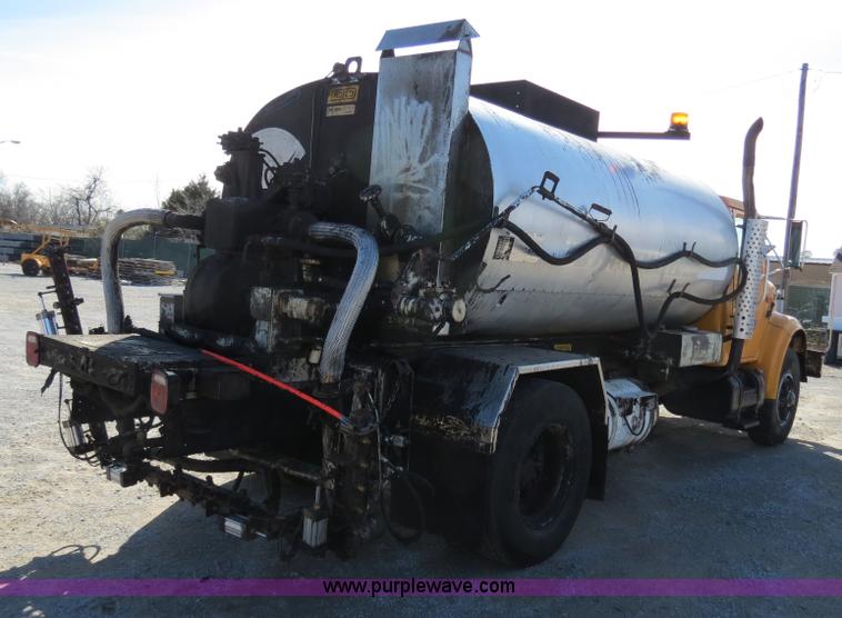 image for item B4637 1996 International 4900 oil distributor truck