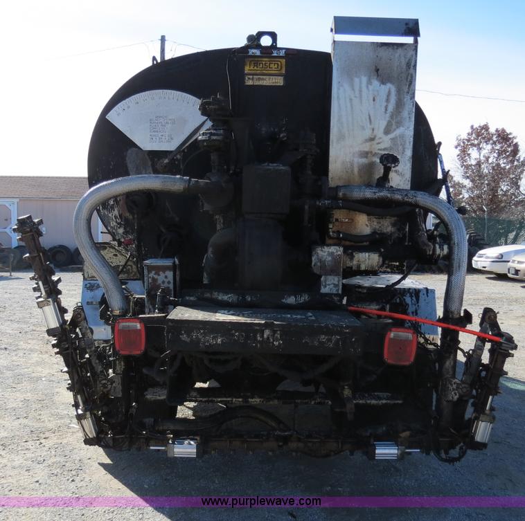 image for item B4637 1996 International 4900 oil distributor truck