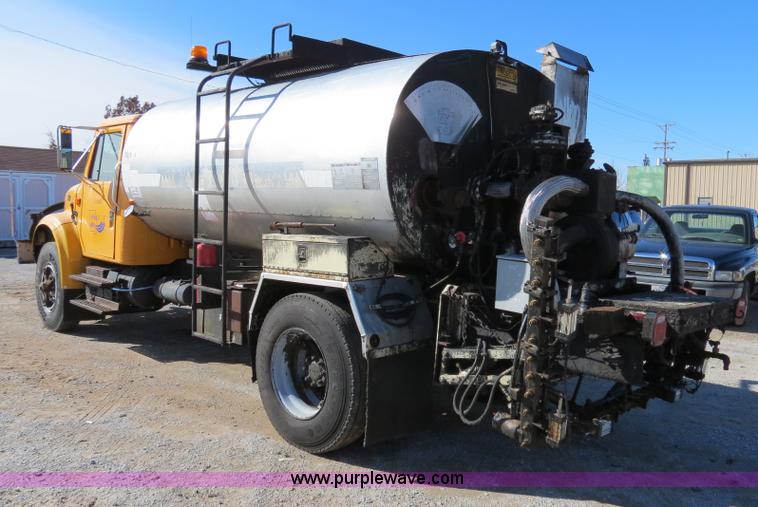 image for item B4637 1996 International 4900 oil distributor truck
