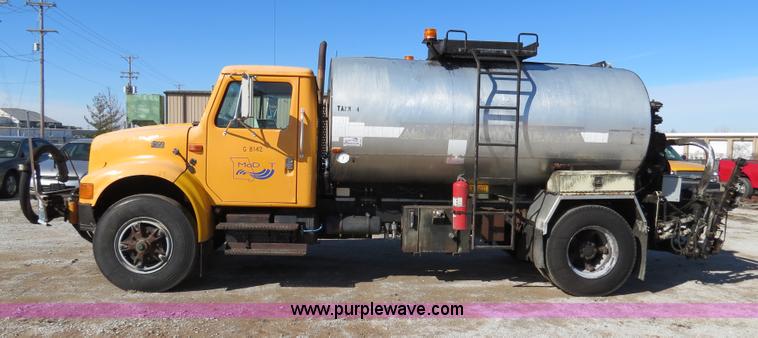 image for item B4637 1996 International 4900 oil distributor truck