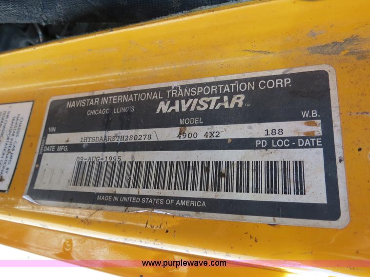 image for item B4637 1996 International 4900 oil distributor truck