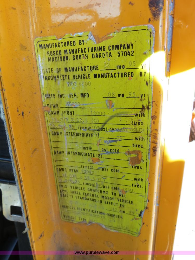 image for item B4637 1996 International 4900 oil distributor truck