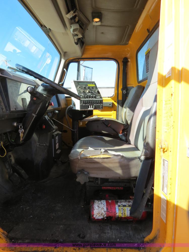 image for item B4637 1996 International 4900 oil distributor truck